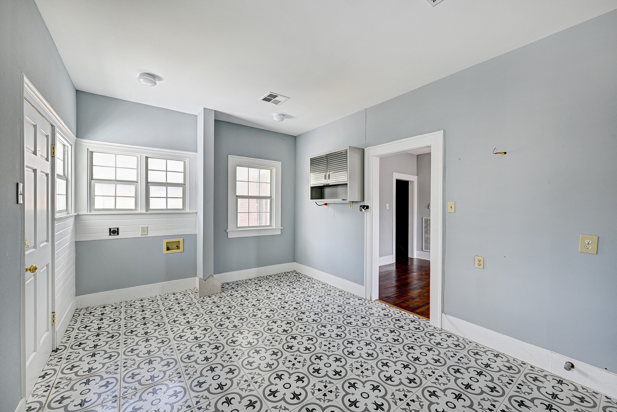 512 West Pierce Street Houston, TX 77019 - Photo 8 of 21 a bedroom with a bed and a window