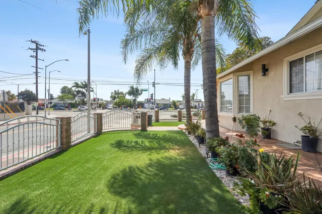 a view of a yard with a house