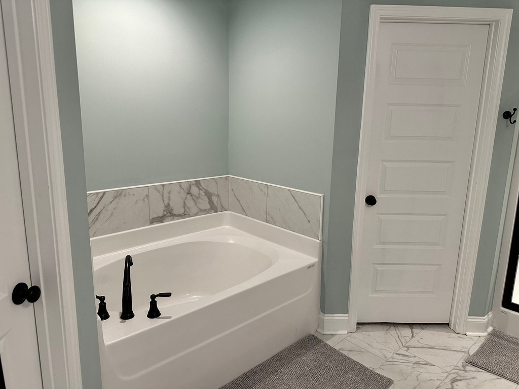 27 Veterans Court Fort Mitchell, AL 36856 - Photo 18 of 31 a bathroom with a tub