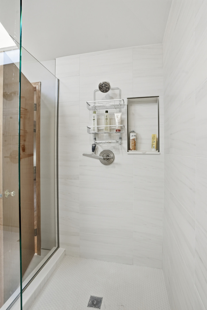 10 Zurich Court Crete, IL 60417 - Photo 29 of 37 a bathroom with a shower