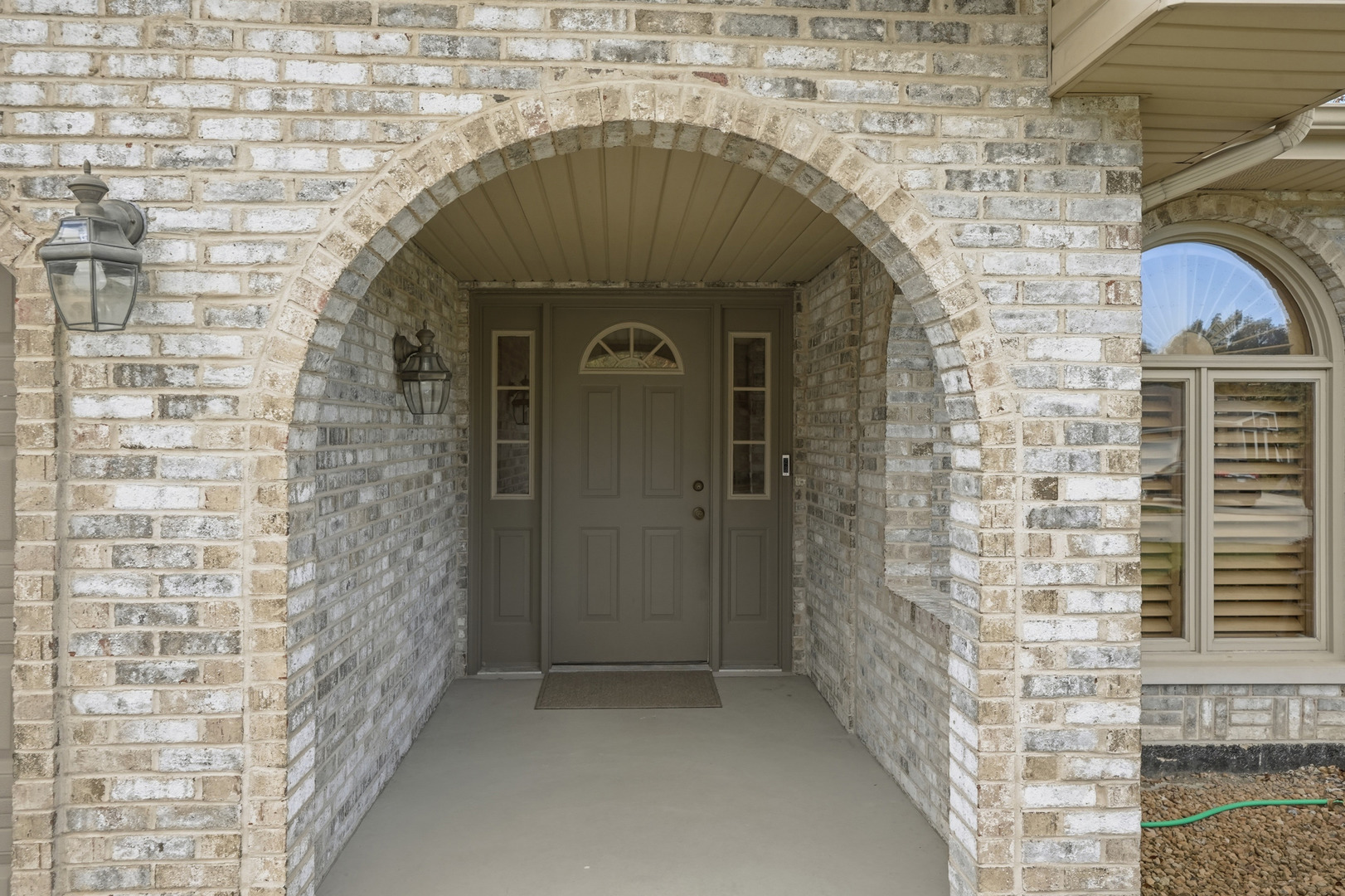 10 Zurich Court Crete, IL 60417 - Photo 3 of 37 a brick building with a door