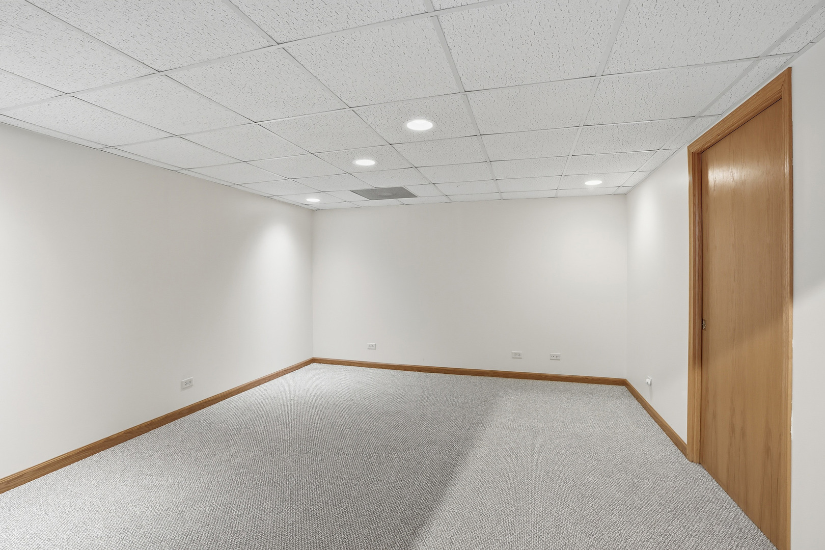 10 Zurich Court Crete, IL 60417 - Photo 33 of 37 an empty room with a empty space and windows