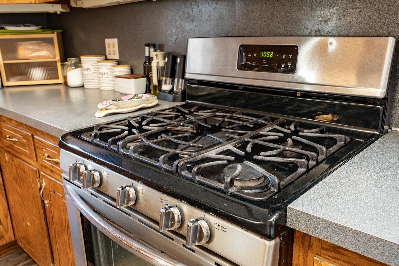8213 Robinson Road Dayton, VA 22821 - Photo 17 of 75 a close view of a stove
