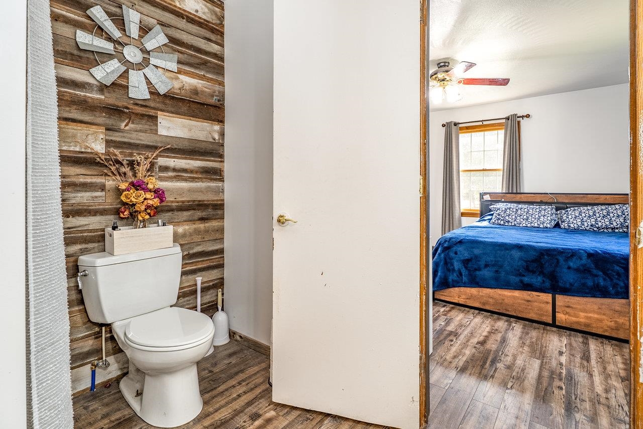 8213 Robinson Road Dayton, VA 22821 - Photo 34 of 75 a bathroom with a toilet a sink and mirror