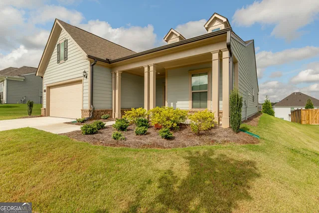 a view of a house with backyard and garden
