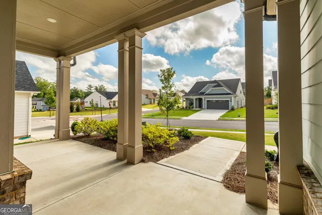 a view of a house with yard and garage