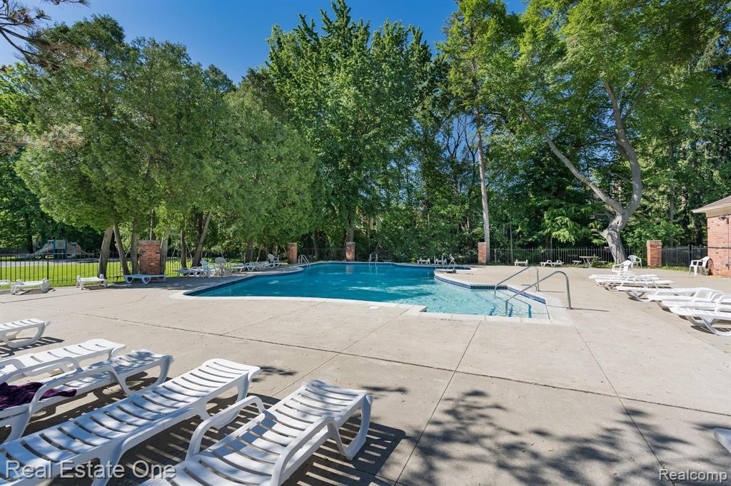 1370 Crescent Lane, Unit 302 Rochester Hills, MI 48306 - Photo 33 of 41