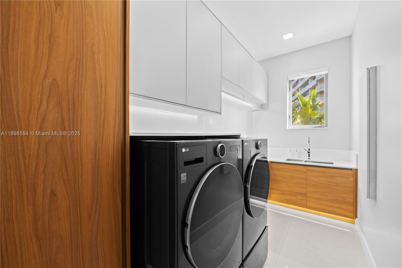 1530 Island Boulevard Aventura, FL 33160 - Photo 89 of 99 a utility room with dryer and washer