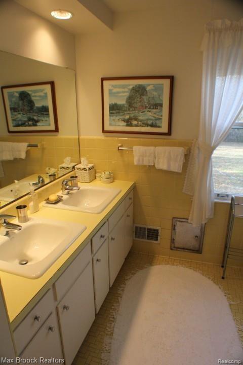 5674 Raven Road Bloomfield Hills, MI 48301 - Photo 10 of 23 Bathroom2.jpg