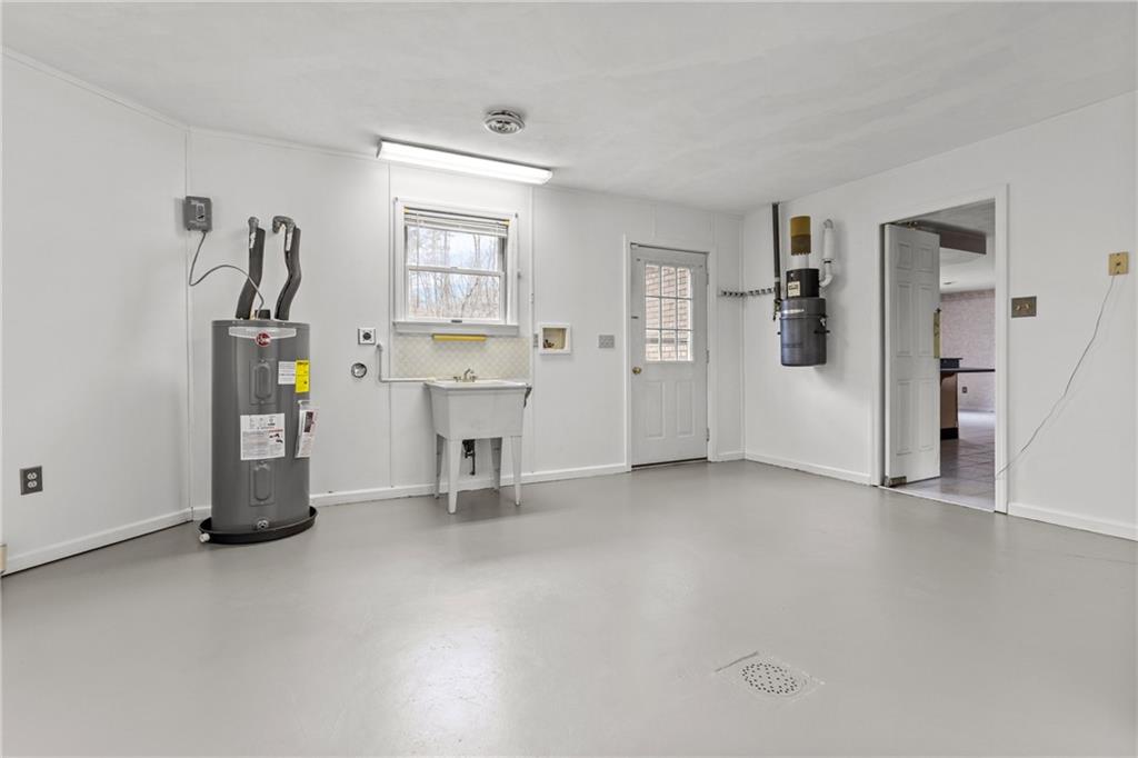 9260 Lakeview Drive Irwin, PA 15642 - Photo 29 of 47 a view of empty room with closet