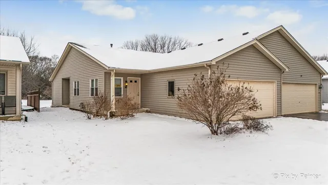 $290,000 | 40 Walnut Drive, North Aurora, IL 60542