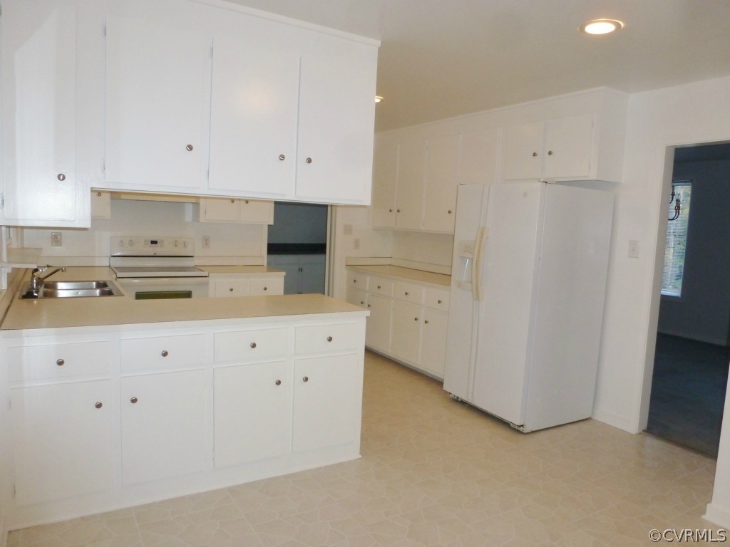 10424 Melissa Mill Road Chesterfield, VA 23236 - Photo 2 of 23 a kitchen with cabinets appliances and a counter space