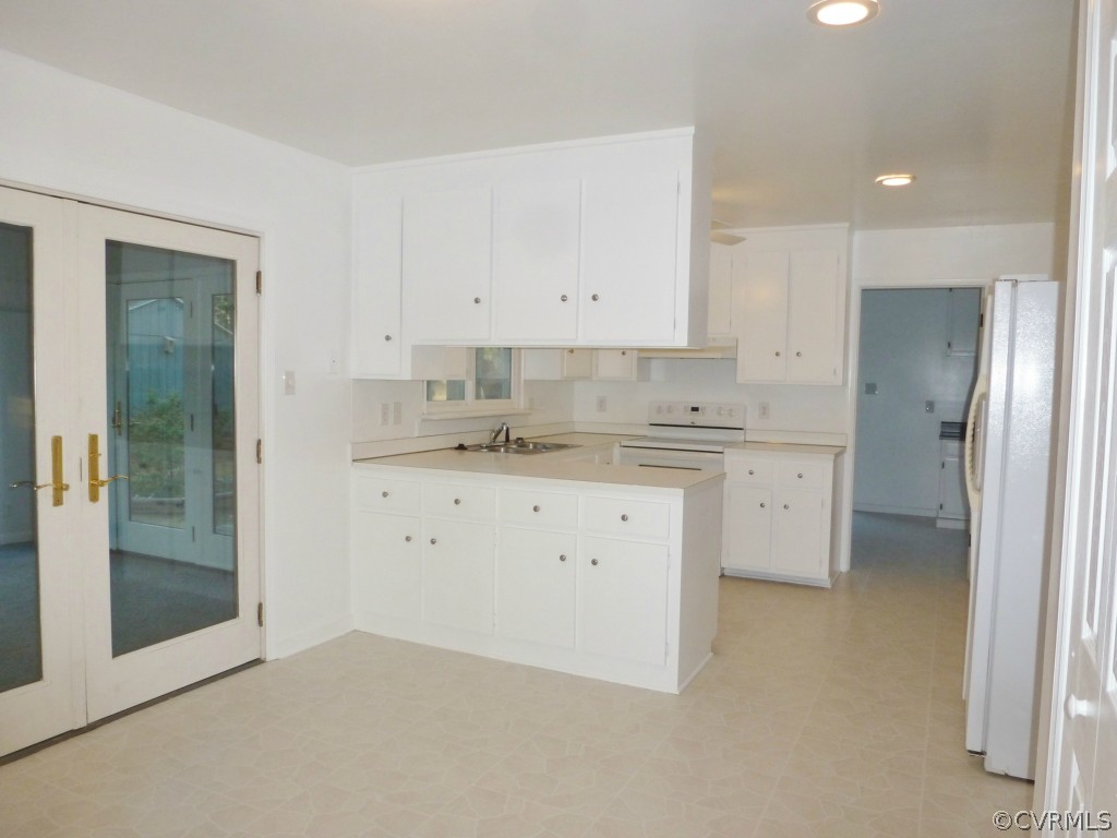 10424 Melissa Mill Road Chesterfield, VA 23236 - Photo 3 of 23 a kitchen with a refrigerator a sink and cabinets