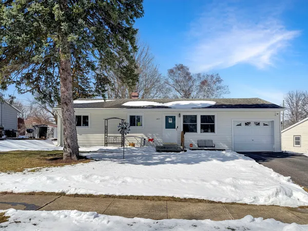 a view of a house with backyard