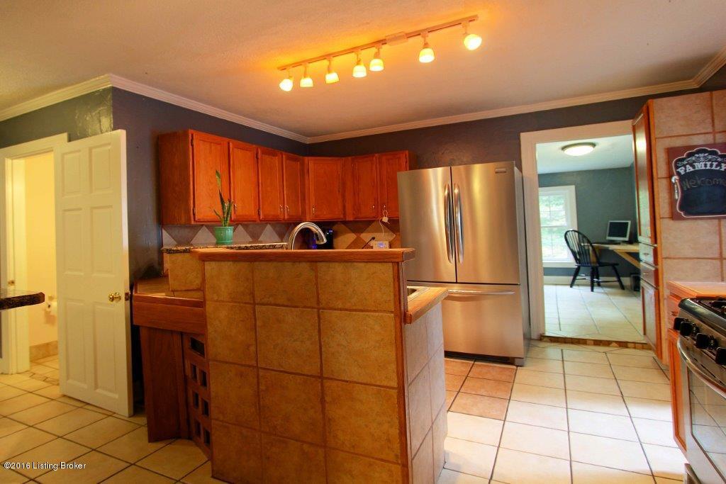 3076 University Road Louisville, KY 40206 - Photo 11 of 43 11 Kitchen