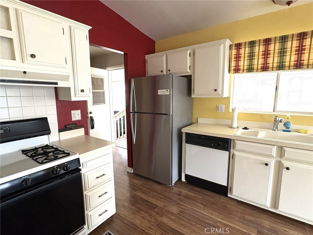 5813 Pacific Heights Road, Unit 126 Oroville, CA 95965 - Photo 9 of 59 a kitchen with granite countertop a refrigerator stove and sink