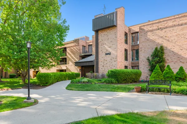 $274,900 | 3942 North Oakland Avenue, Unit 138, Shorewood, WI 53211