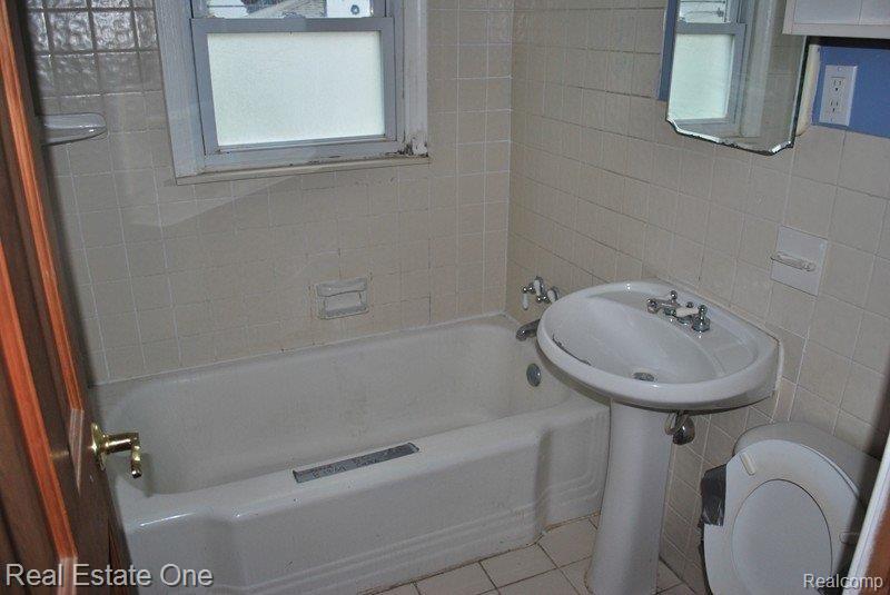 22111 Rausch Avenue Eastpointe, MI 48021 - Photo 15 of 25 Main Bath
