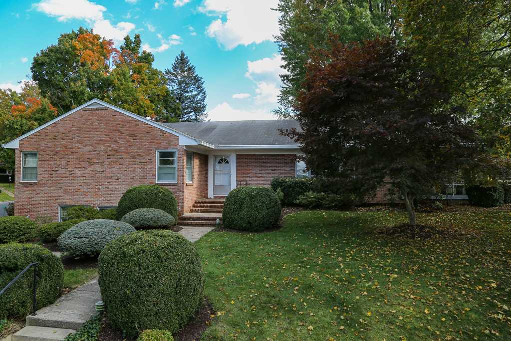 a view of an house with backyard and garden
