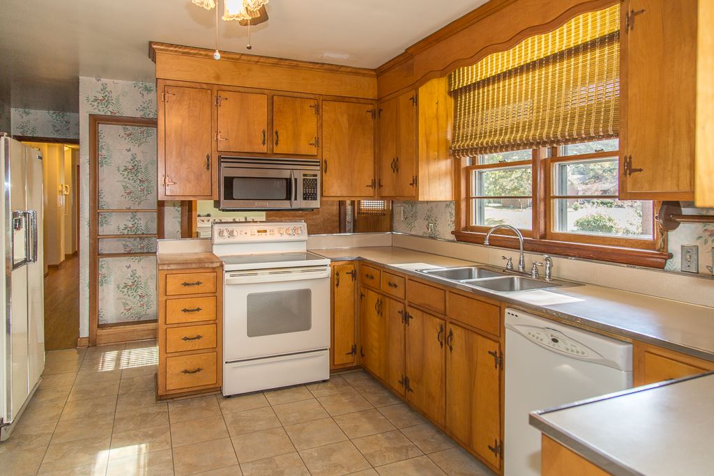 1700 Brunswick Road Waynesboro, VA 22980 - Photo 21 of 44 a kitchen with stainless steel appliances a stove sink and refrigerator