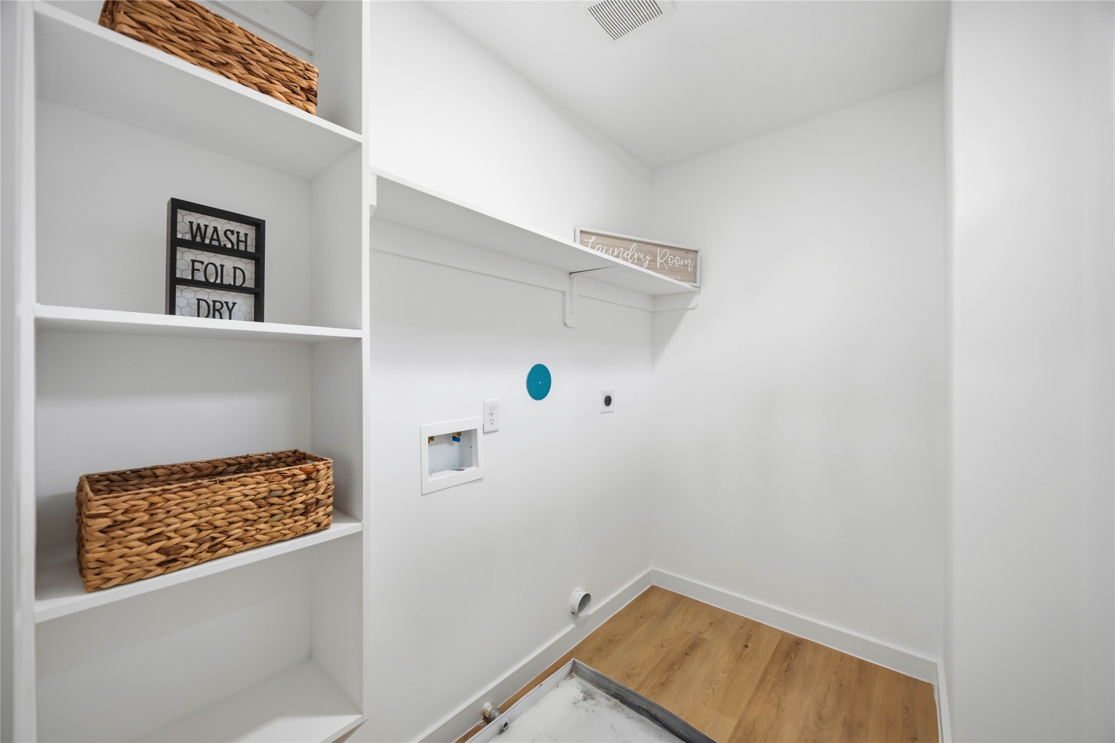7944 Fields Street, Unit B Houston, TX 77028 - Photo 12 of 17 Laundry