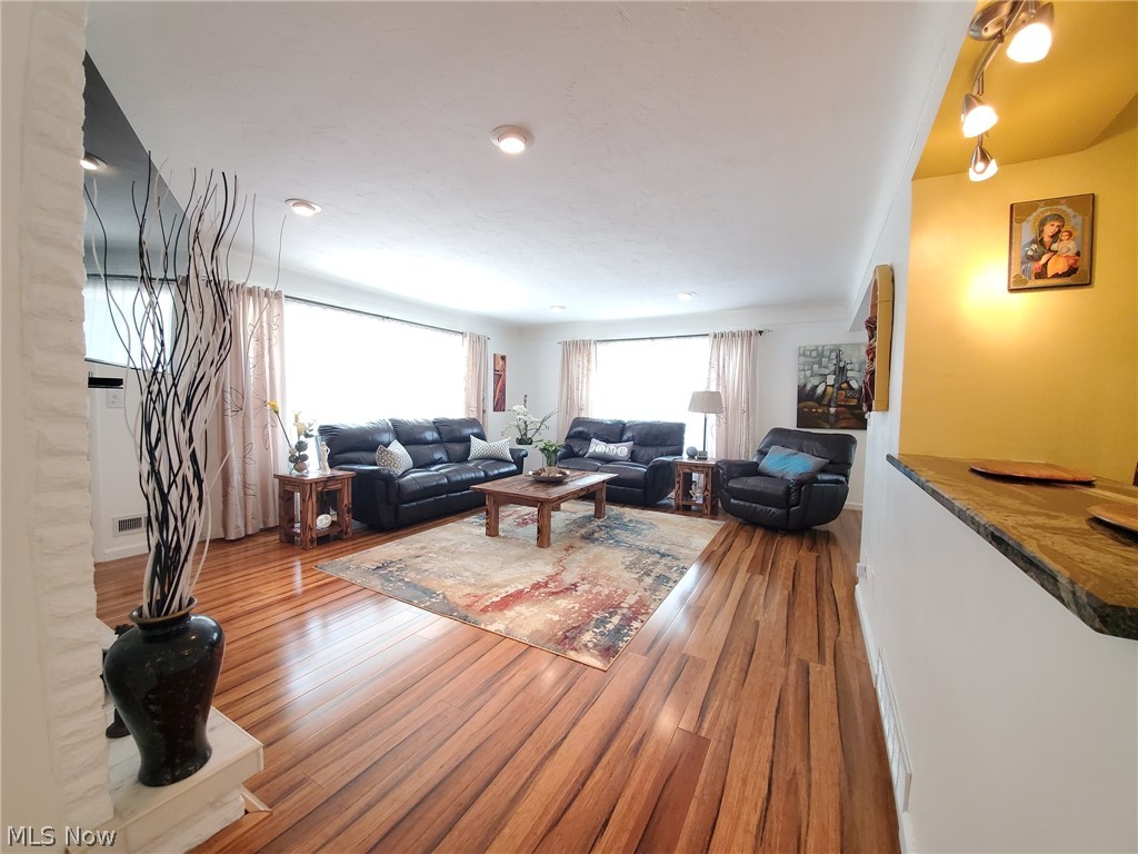 4221 Hillside Road Independence, OH 44131 - Photo 3 of 35 Gallery Image 3