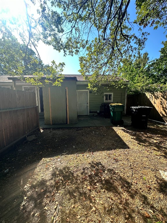 978 Ringold Street, Unit B Houston, TX 77088 - Photo 11 of 12 a view of a backyard