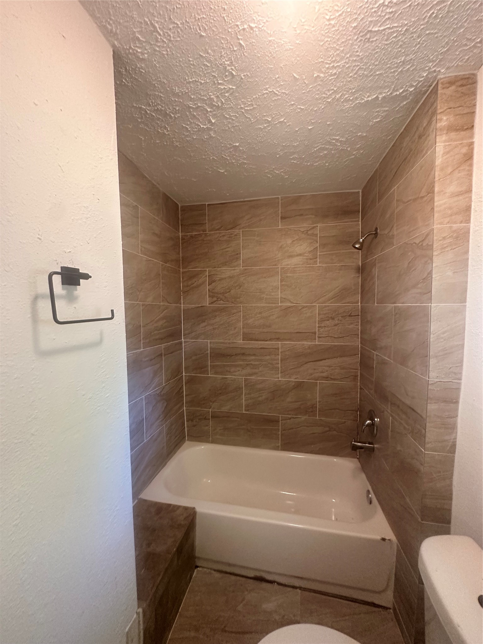 978 Ringold Street, Unit B Houston, TX 77088 - Photo 5 of 12 a bathroom with a bathtub and a shower
