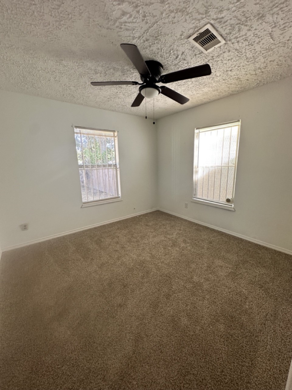 978 Ringold Street, Unit B Houston, TX 77088 - Photo 10 of 12 an empty room with windows