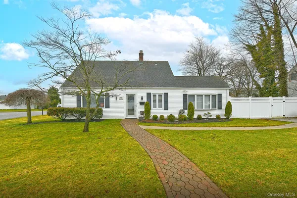 $649,000 | 38 Moss Lane, Levittown, NY 11756