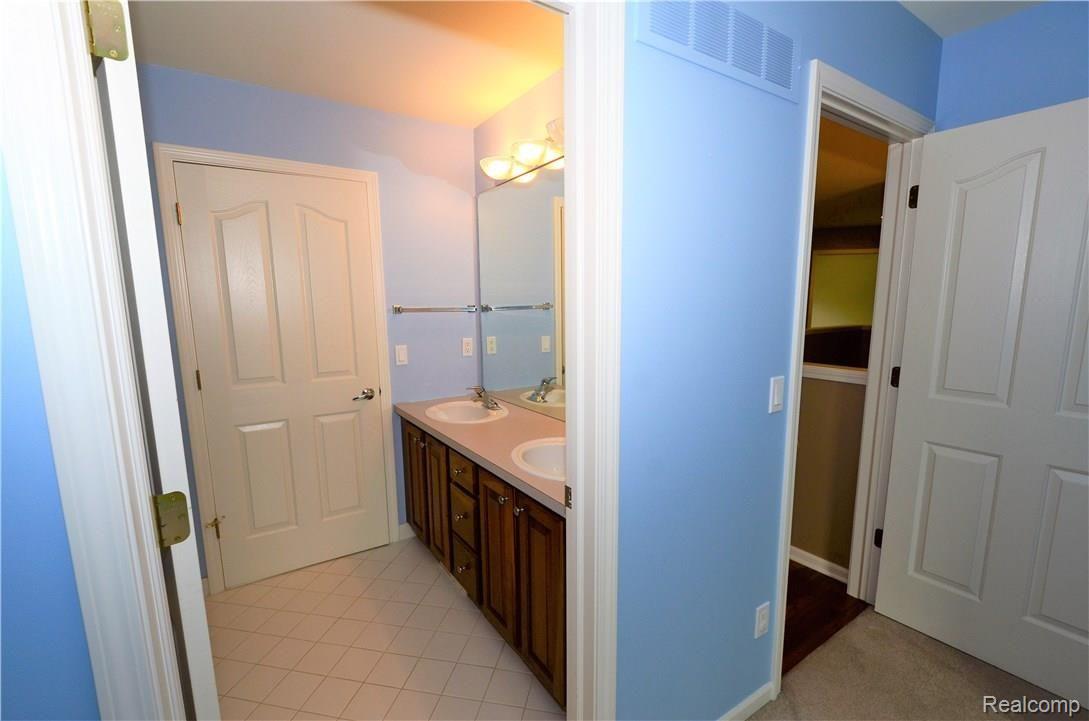 5304 Ashmonte Court Rochester, MI 48306 - Photo 20 of 47 Jack and Jill bathroom