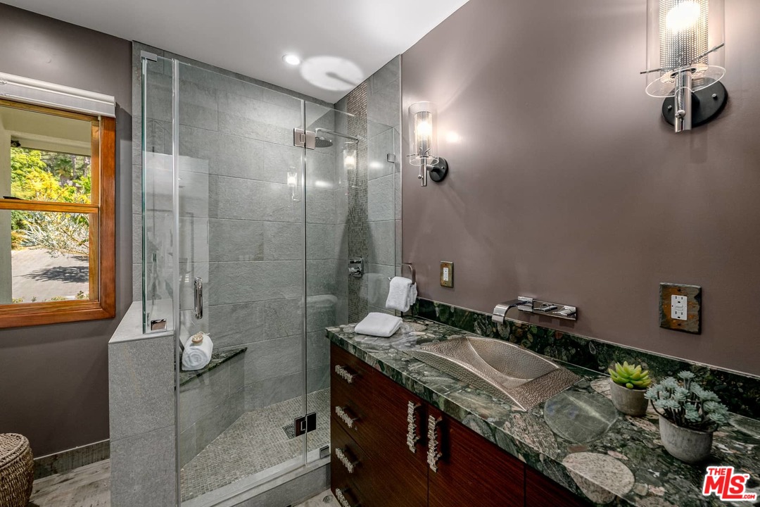 6570 Lakeridge Road Los Angeles, CA 90068 - Photo 13 of 39