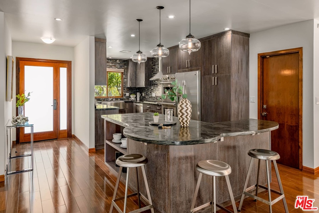 6570 Lakeridge Road Los Angeles, CA 90068 - Photo 4 of 39