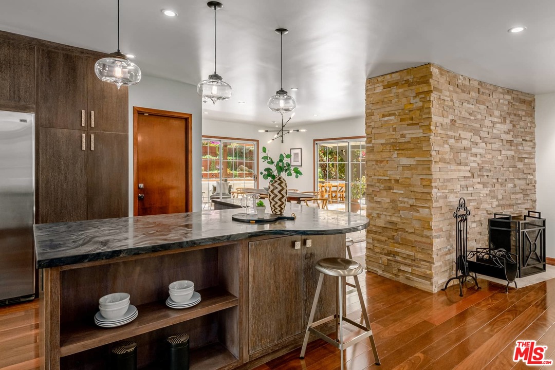 6570 Lakeridge Road Los Angeles, CA 90068 - Photo 5 of 39