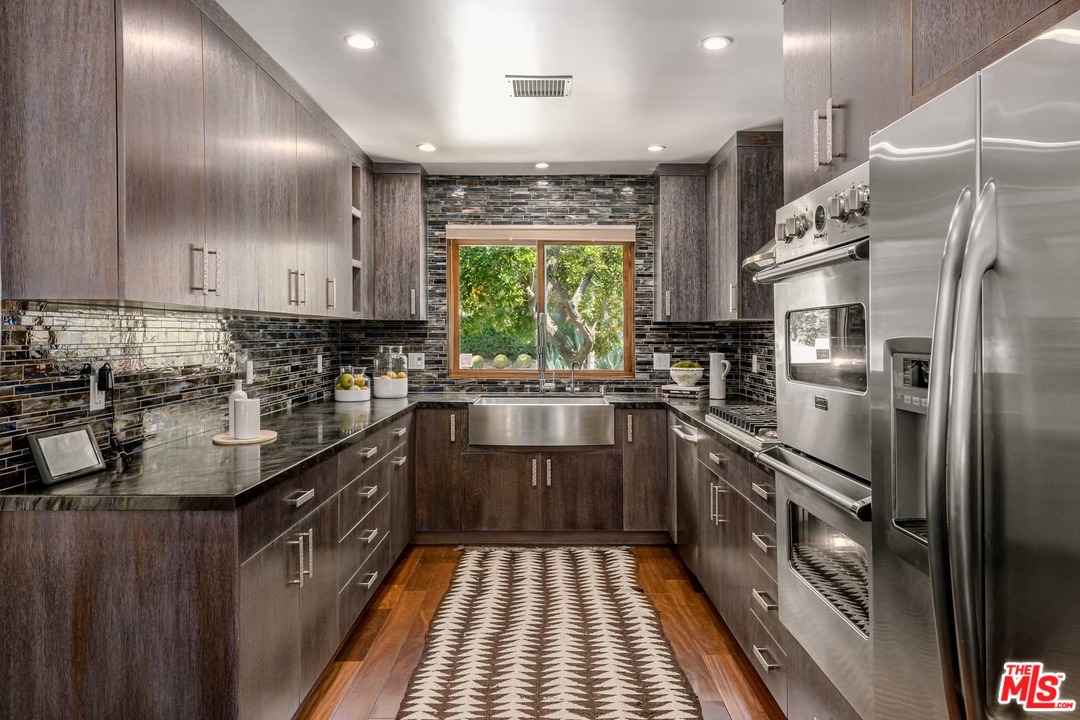 6570 Lakeridge Road Los Angeles, CA 90068 - Photo 6 of 39