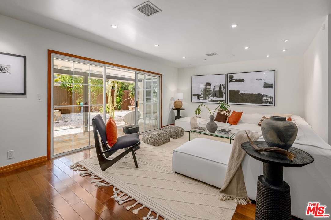 6570 Lakeridge Road Los Angeles, CA 90068 - Photo 8 of 39