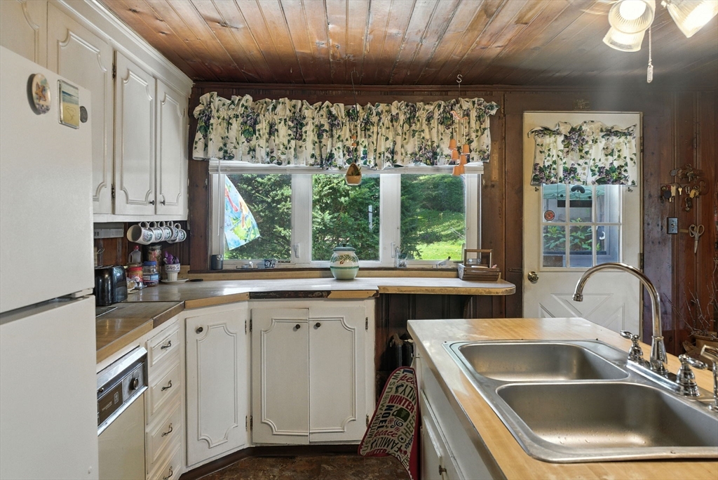 5 Circle Street Templeton, MA 01436 - Photo 10 of 37