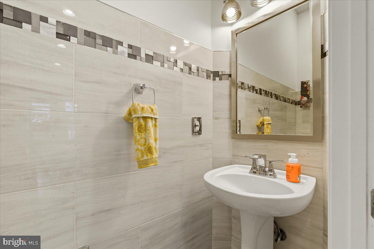 16216 Radburn Street Woodbridge, VA 22191 - Photo 22 of 64 Main Level Powder Room