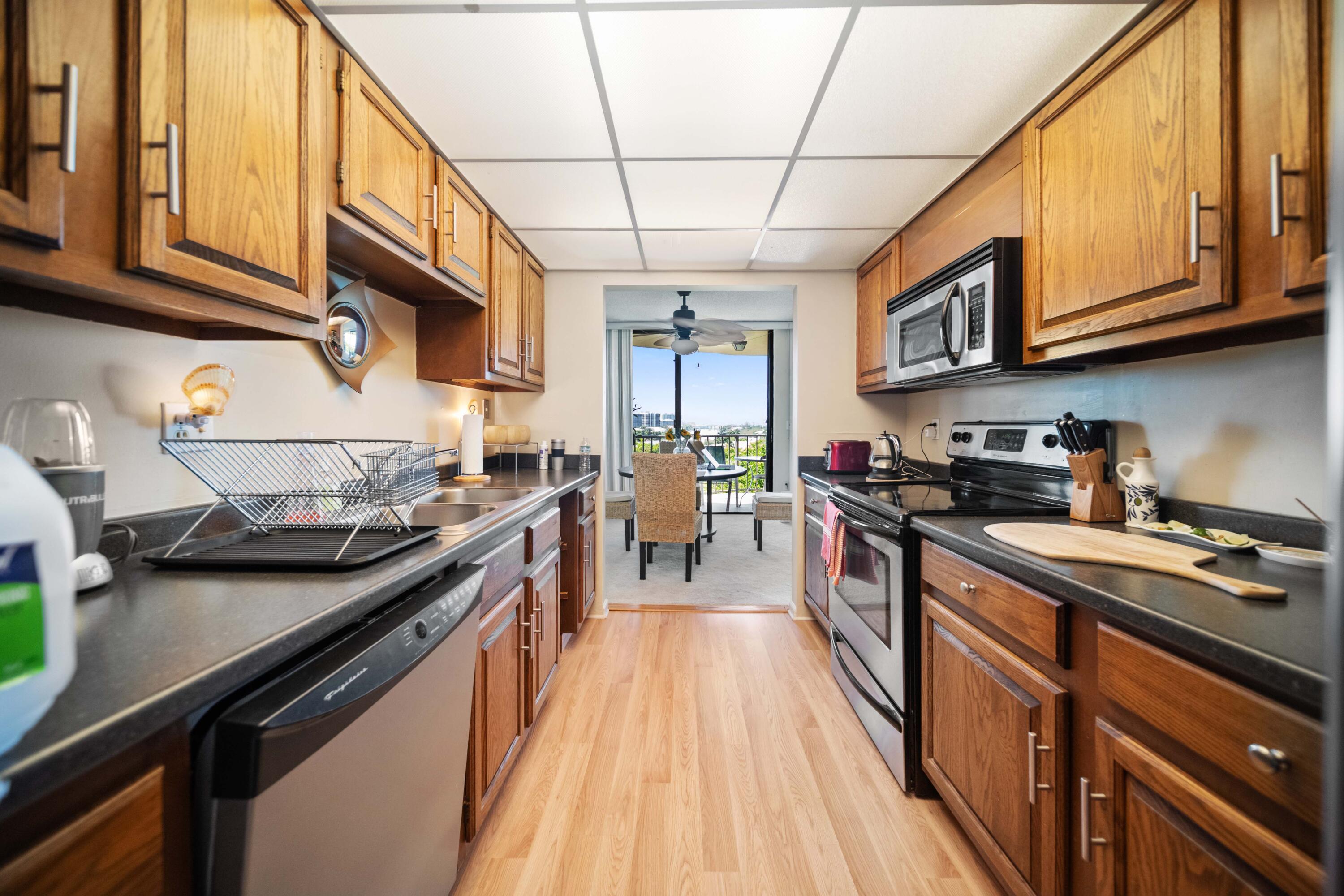 859 Jeffery Street, Unit 611 Boca Raton, FL 33487 - Photo 4 of 37 FXX_2274