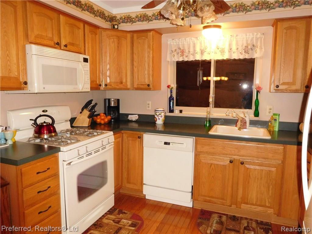 43697 Oakbrook Road Canton, MI 48187 - Photo 6 of 28 UPDATED KITCHEN
