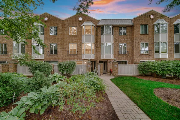 $600,000 | 106 Bishop Quarter Lane, Oak Park, IL 60302