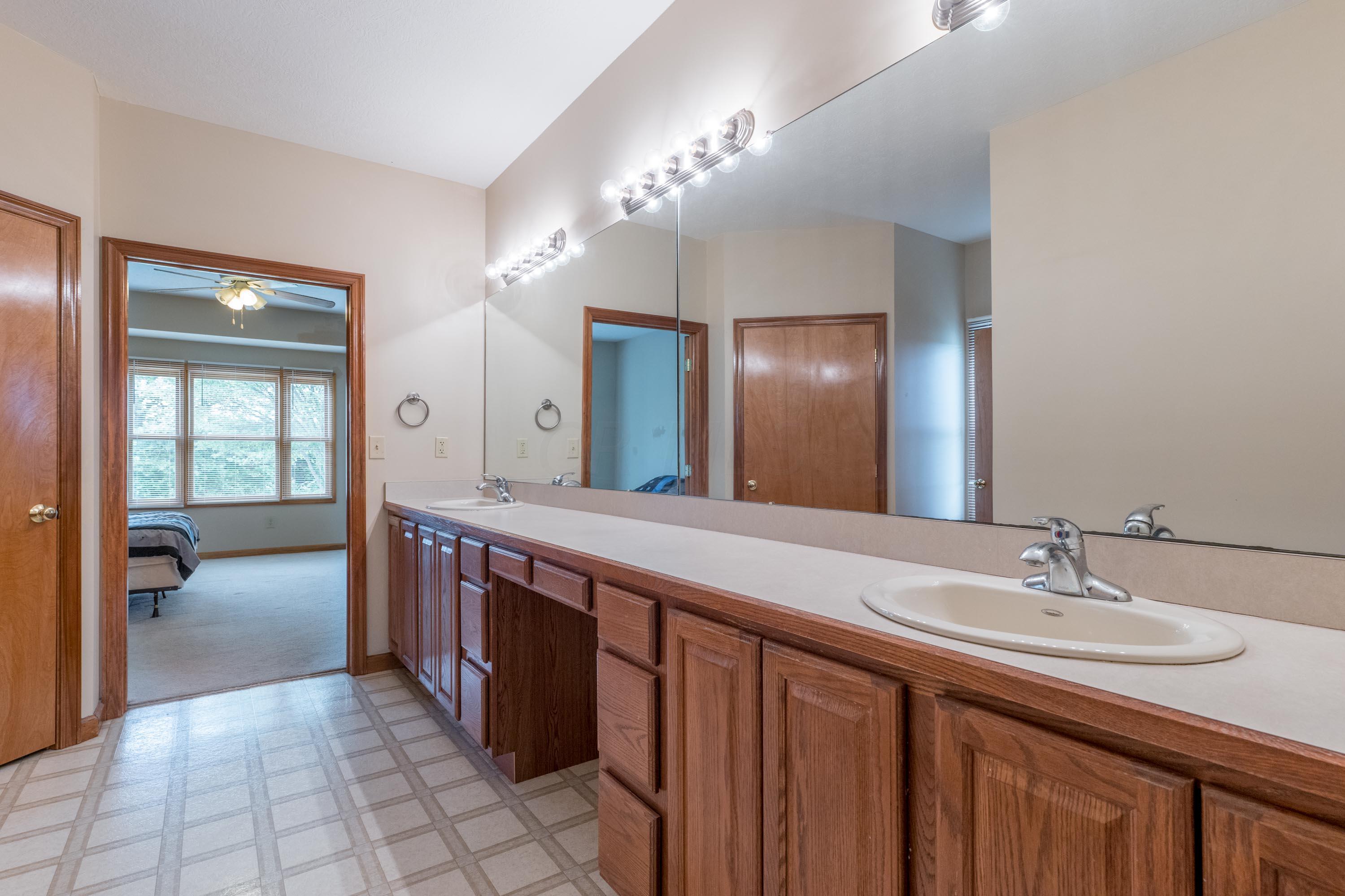 4640 Winchester Southern Road Circleville, OH 43113 - Photo 42 of 69 Owners Bath