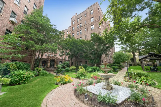 $4,350 | 8 Barstow Road, Unit 2B, Great Neck, NY 11021