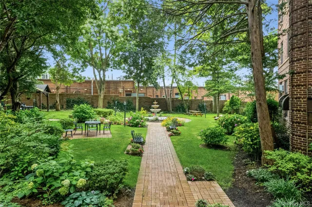 $4,350 | 8 Barstow Road, Unit 2B, Great Neck, NY 11021