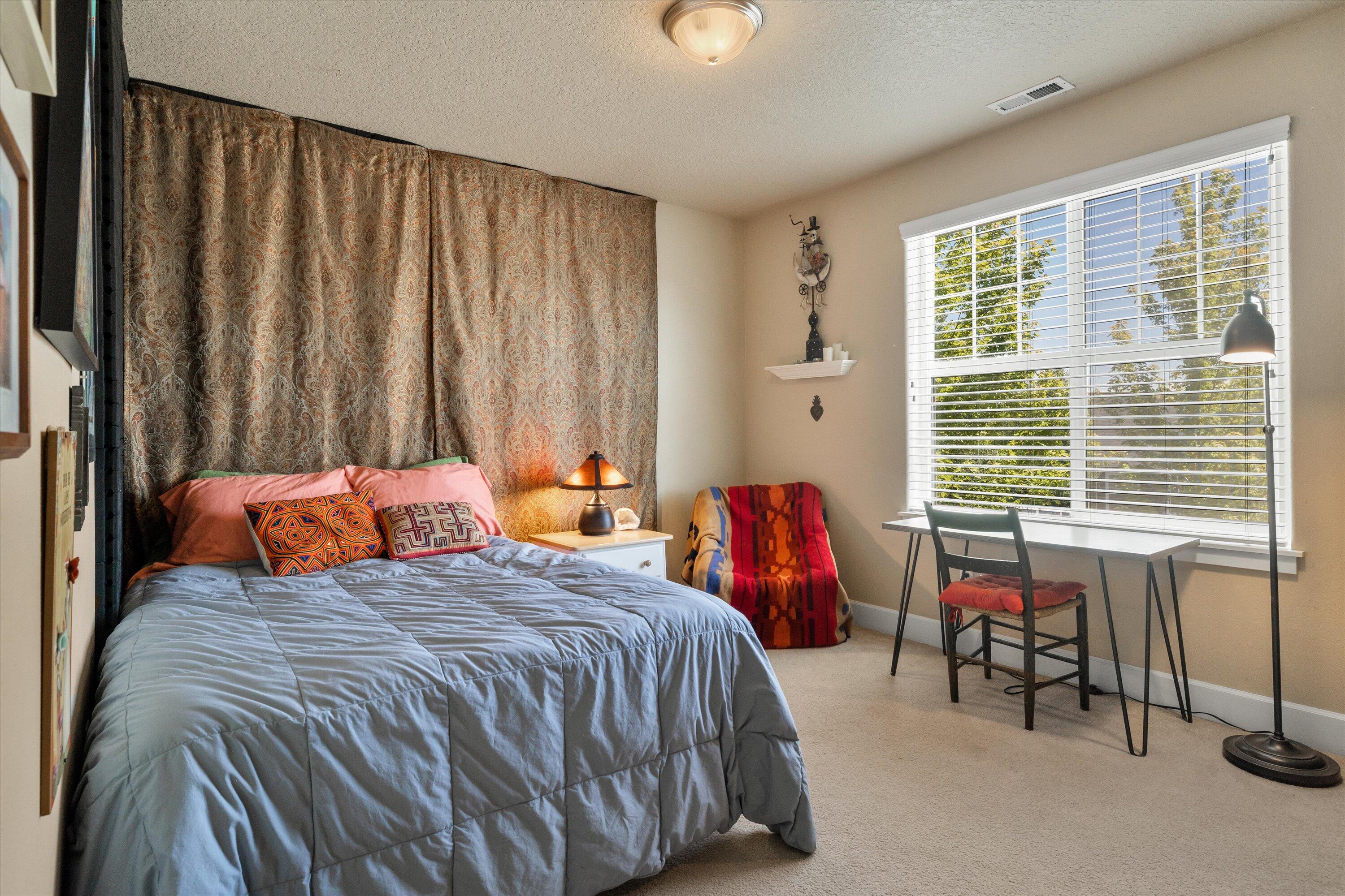 20737 Kilbourne Loop Bend, OR 97701 - Photo 16 of 29 Spare bedroom # 2