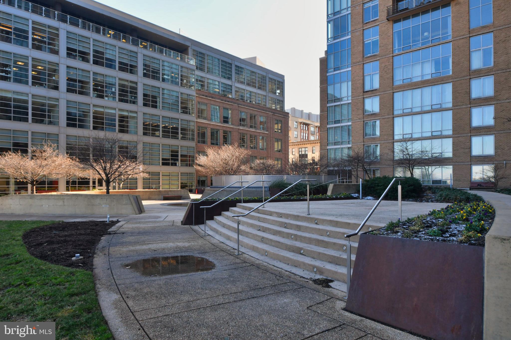 675 President Street, Unit 2207 Baltimore, MD 21202 - Photo 20 of 30 a view of a building with garden and sitting area
