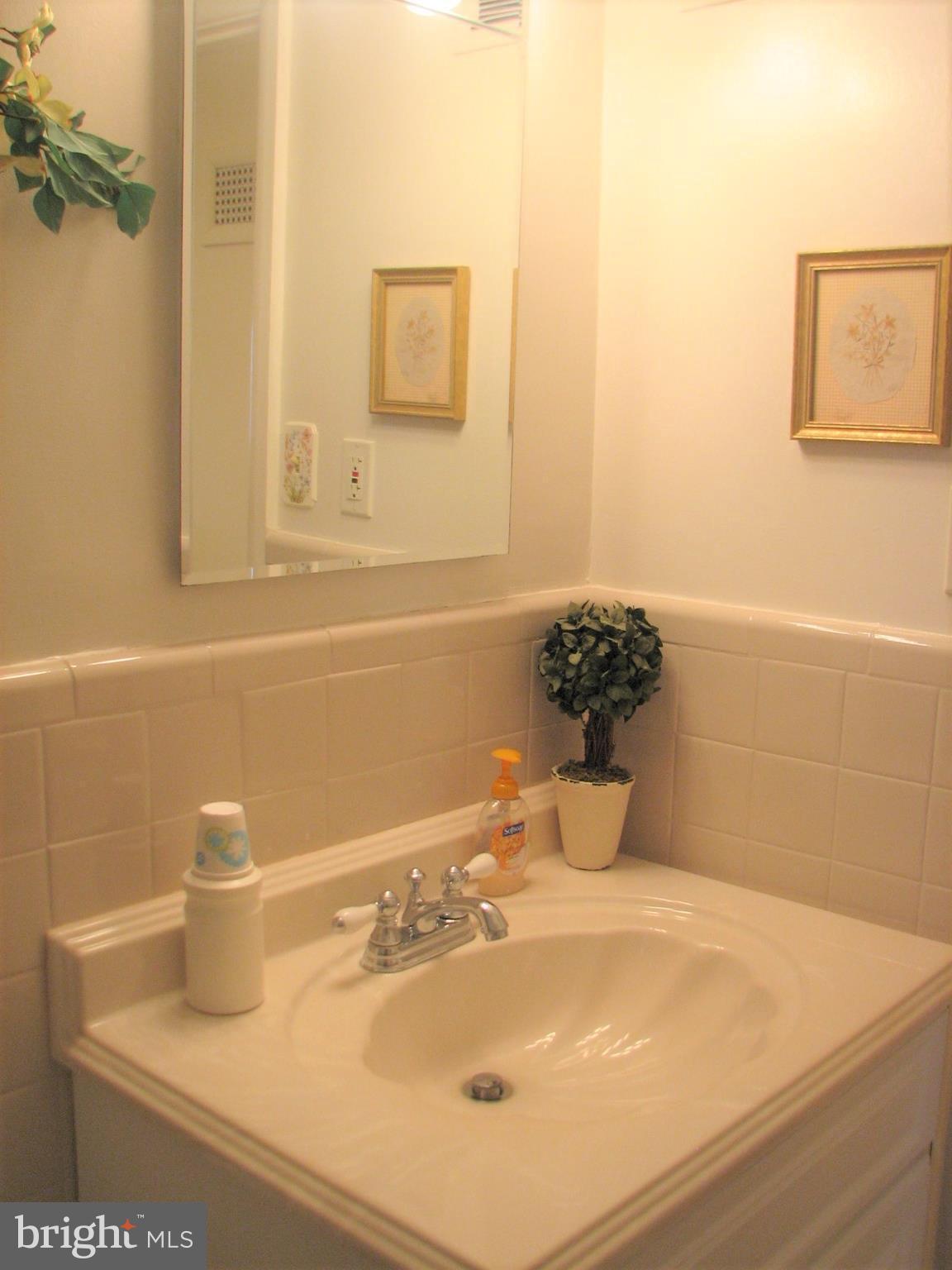706 Ware Street Southwest Vienna, VA 22180 - Photo 13 of 30 Guest full bath