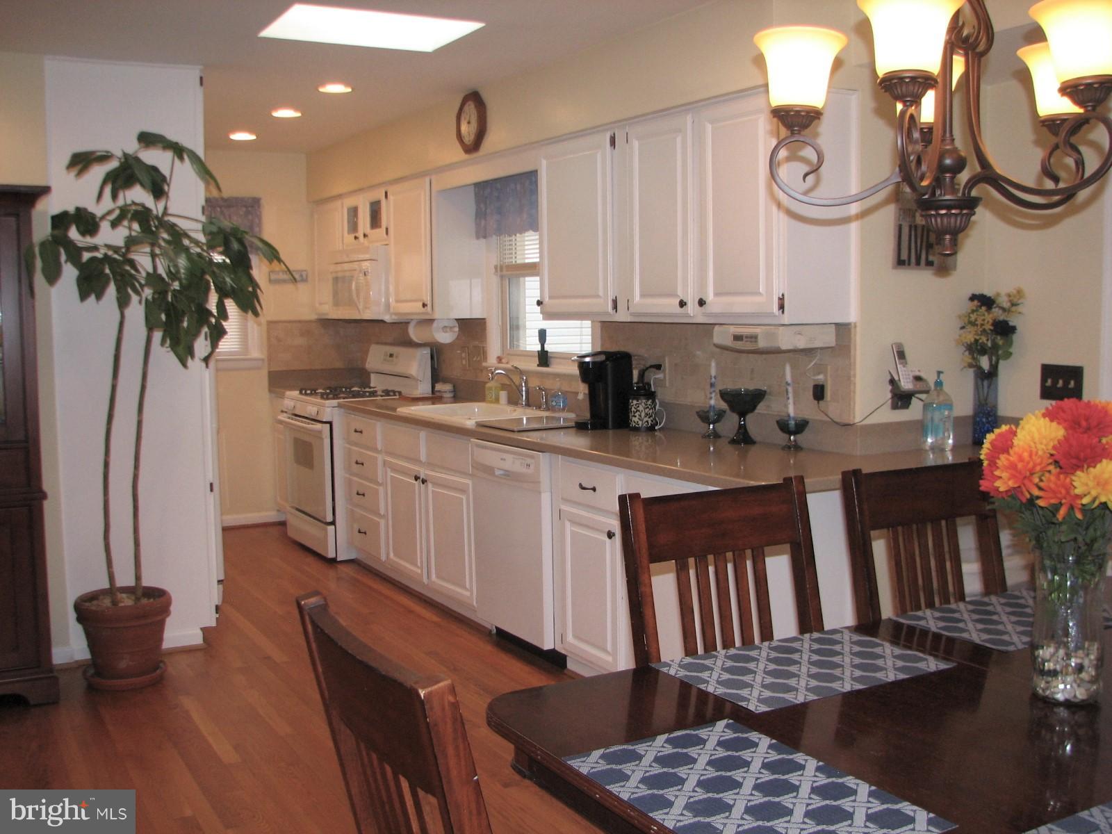 706 Ware Street Southwest Vienna, VA 22180 - Photo 5 of 30 Kitchen and dining area