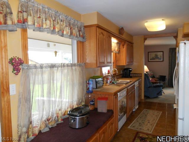 17 Parrish Road Conneaut, OH 44030 - Photo 3 of 18 KITCHEN