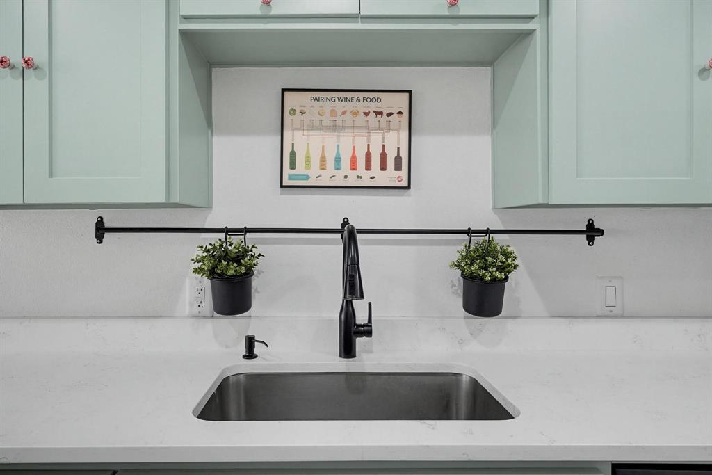 322 West Harwood Road, Unit B Hurst, TX 76054 - Photo 12 of 34 Farmhouse sink